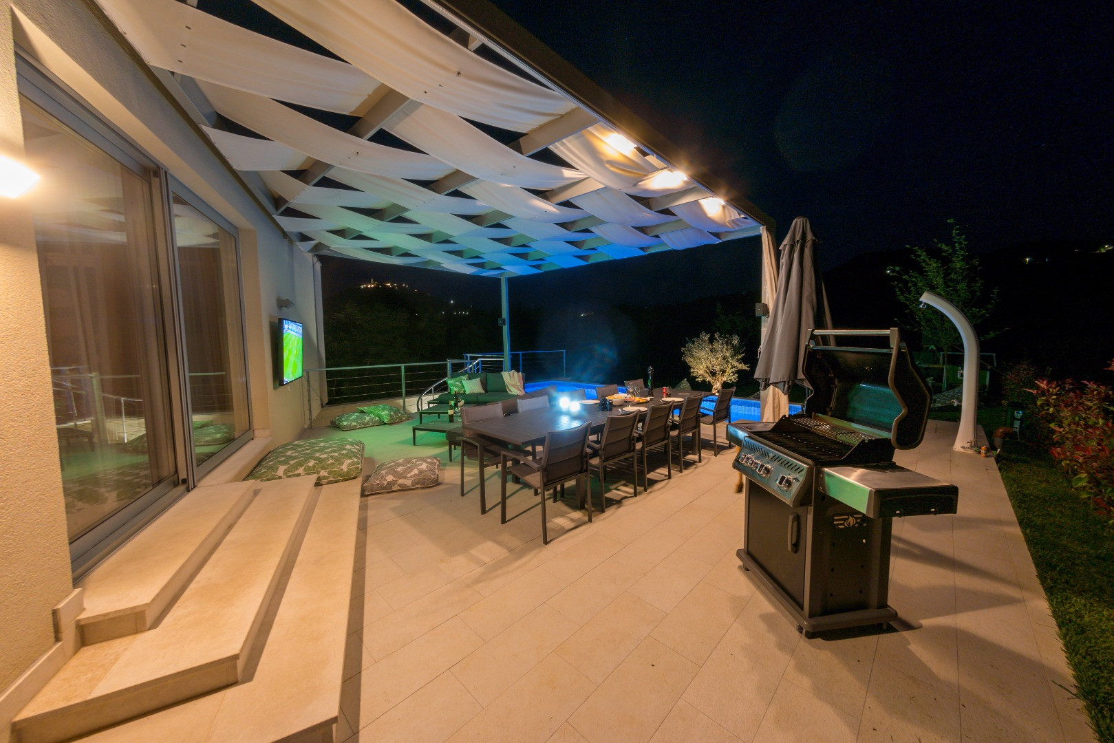 VILLA MONVUE - Modern Family Villa with Private Pool and Stunning Views near Motovun, Villa Monvue Motovun
