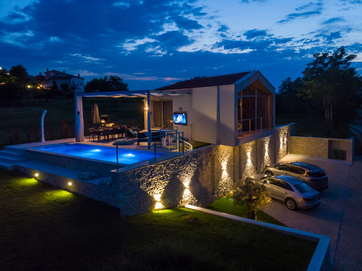 VILLA MONVUE - Modern Family Villa with Private Pool and Stunning Views near Motovun, Villa Monvue Motovun